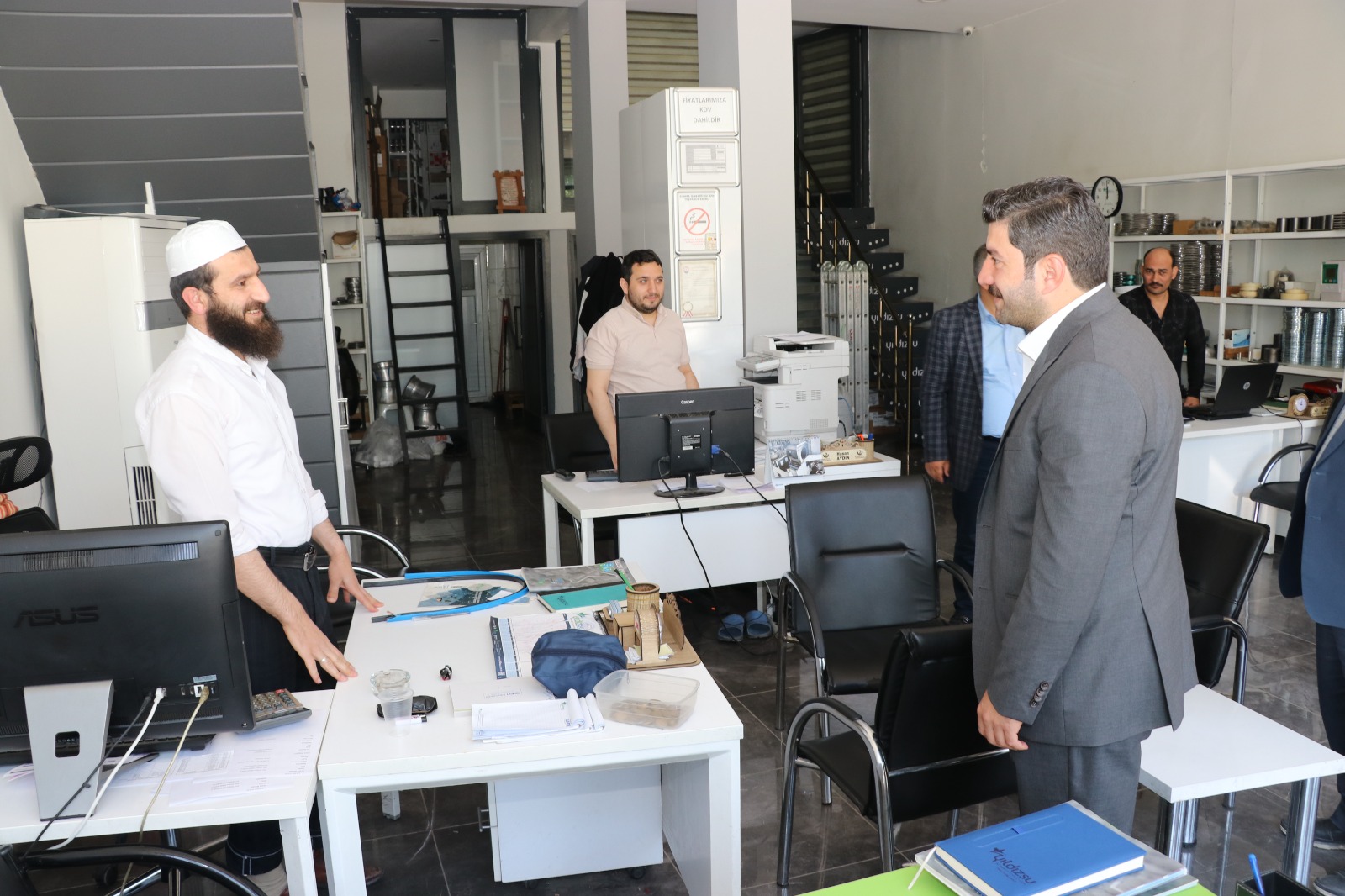 AK Parti Şanlıurfa Milletvekilli Adayı İbrahim Eyyüpoğlu esnaf ve vatandaşlarla bir arada