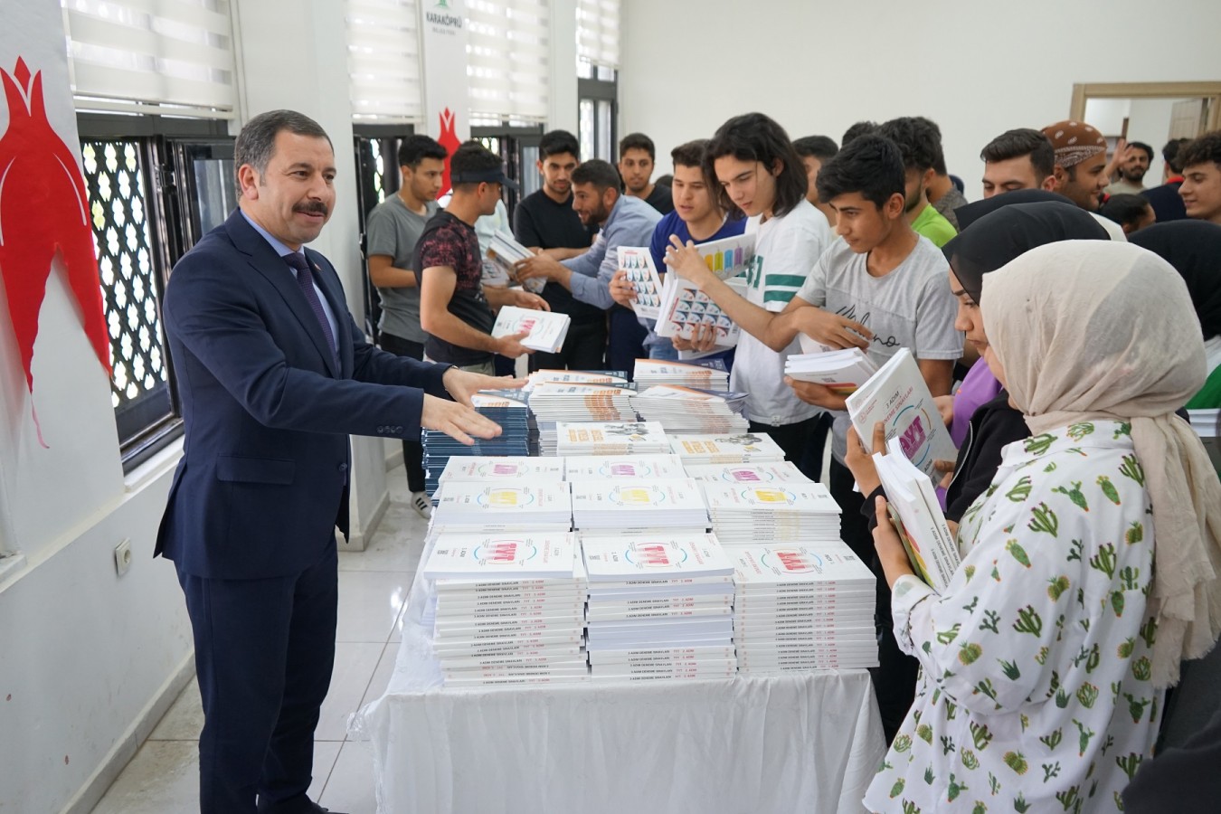 BAŞKAN BAYDİLLİ ÖĞRENCİLERLE BULUŞTU KİTAP SETİ HEDİYE ETTİ