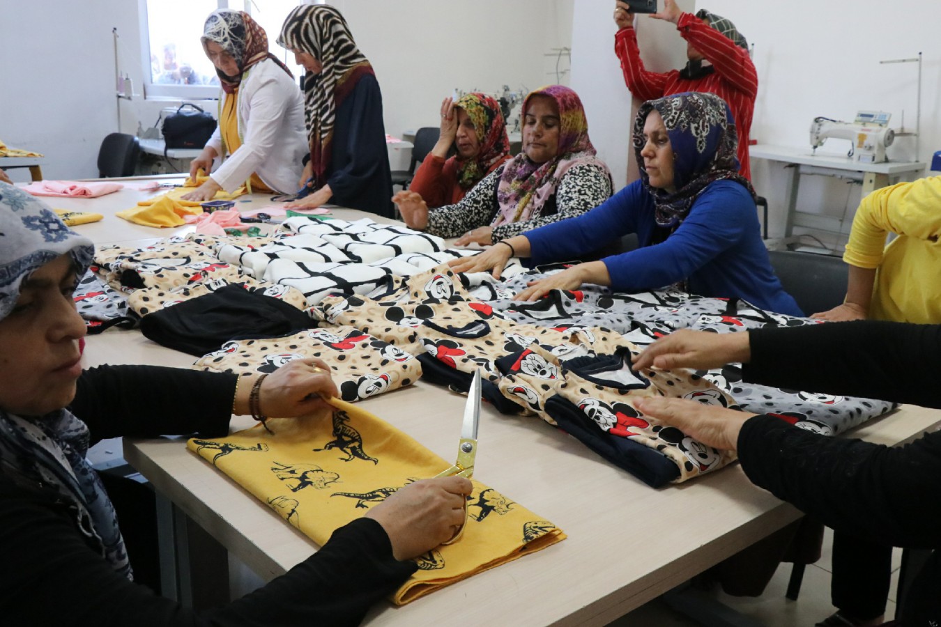 Şanlıurfalı Kadınlar İhtiyaç Sahibi Aileler İçin Kıyafet Dikiyor
