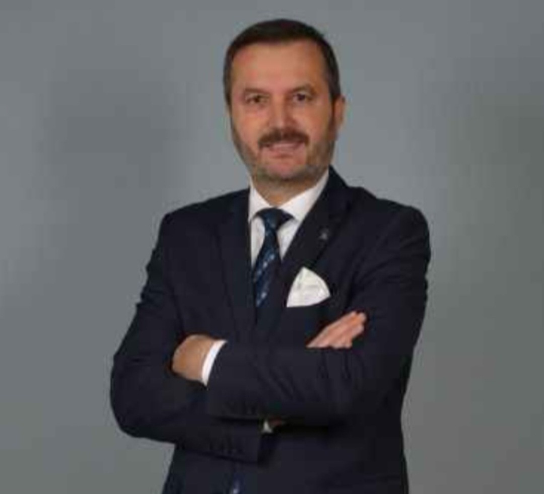 Bir Tarafta Milyonluk Araba Sırası Bekleyenler, Bir Tarafta Çöplerden Ekmek Toplayanlar!