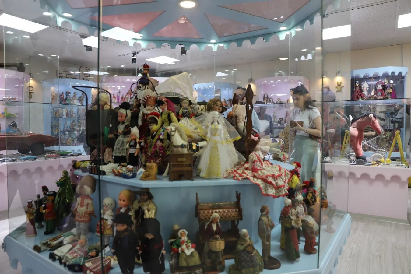 KARAKÖPRÜ’DE DÜNYA BEBEKLERİ SERGİLENİYOR