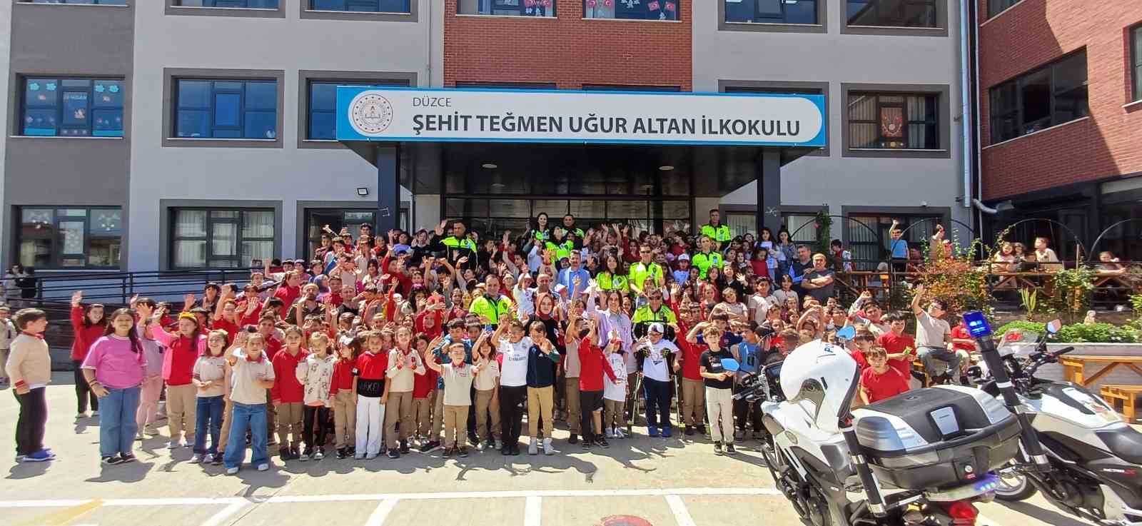 SOSYAL MEDYA PAYLAŞIMI POLİSLERİ HAREKETE GEÇİRDİ POLİSLERDEN ÖZEL ÖĞRENCİLERE SÜRPRİZ ÖĞRENCİLERİN HAYALLERİ GERÇEK OLDU