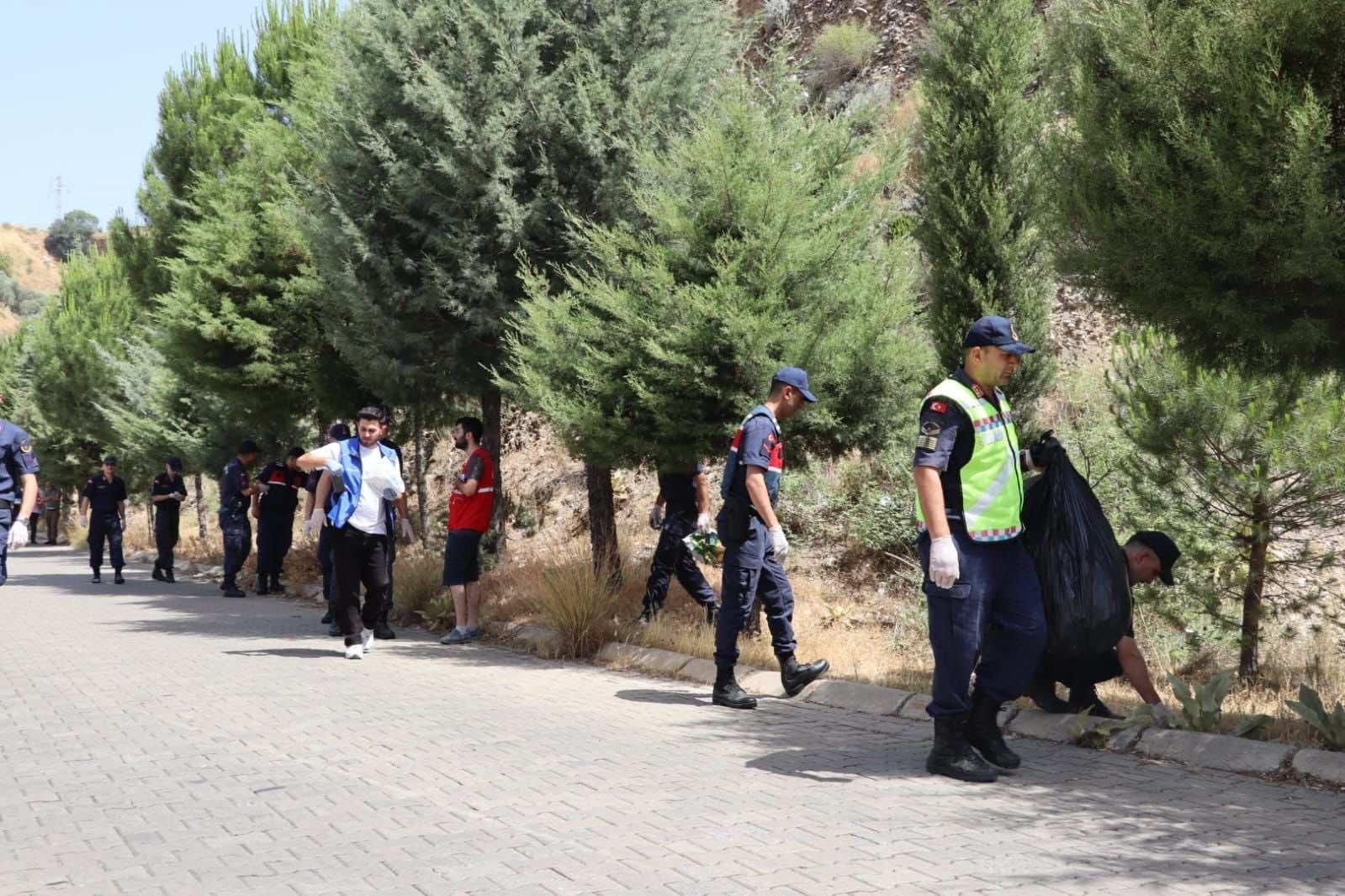 JANDARMA VE ÖĞRENCİLER ÇEVRE TEMİZLİĞİNE DİKKAT ÇEKTİ
