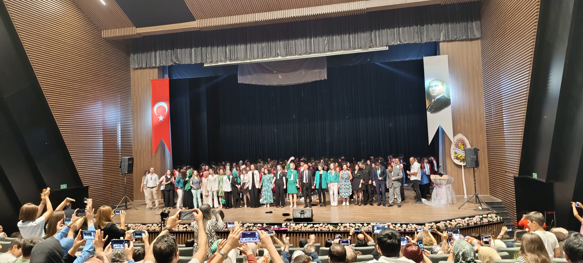 Mezun öğrenciler lavanta hediyesiyle uğurlandı