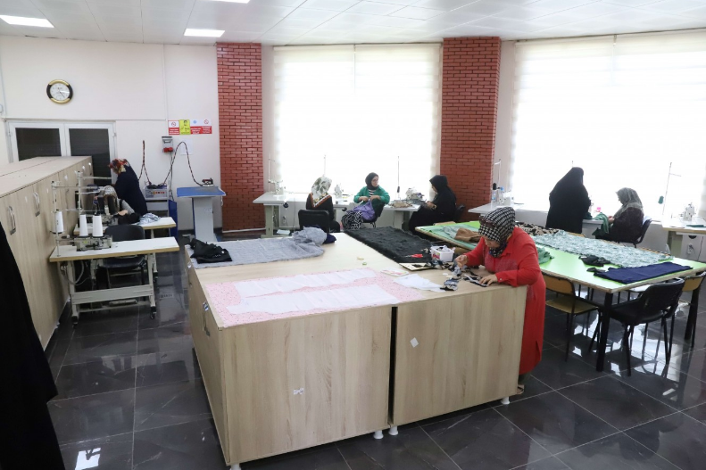 KARAKÖPRÜ’DE KADINLAR ZAMANINI MESLEK VE HOBİ KURSLARINDA DEĞERLENDİRİYOR