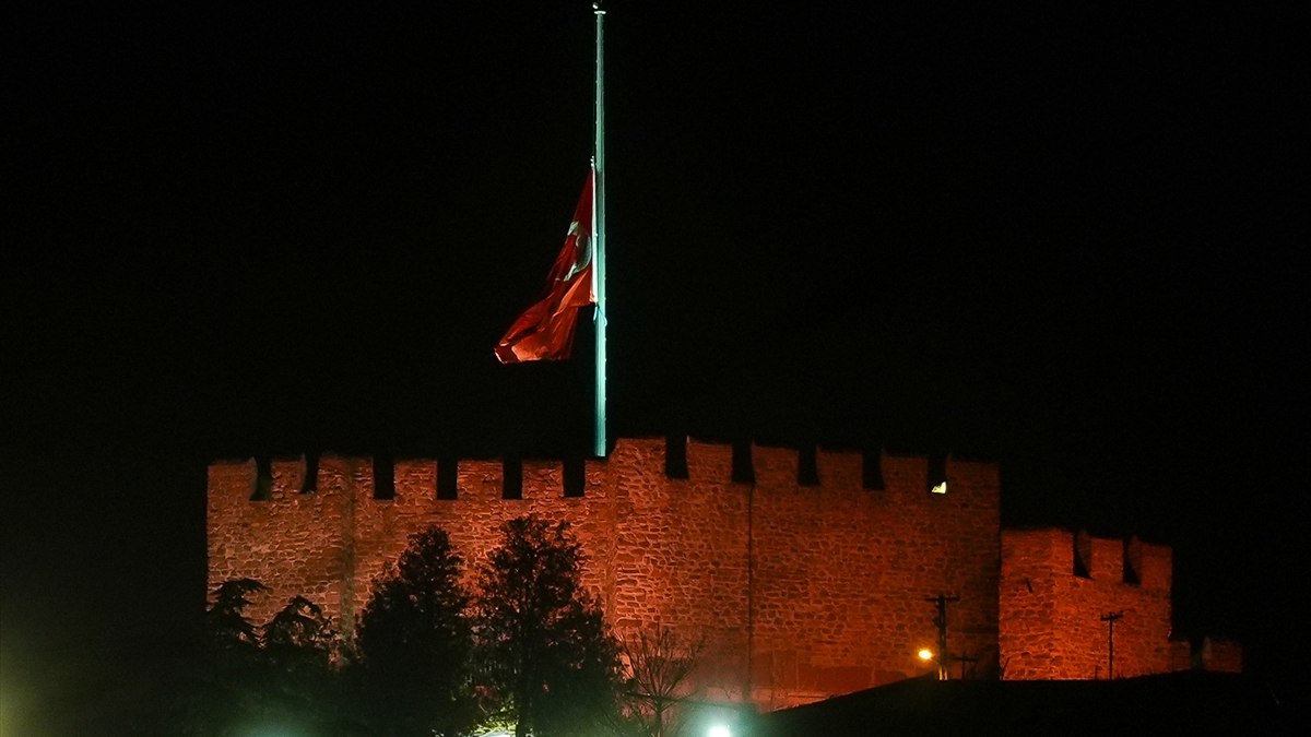 Milli yas ilanının ardından Türkiye’de bayraklar yarıya indirildi