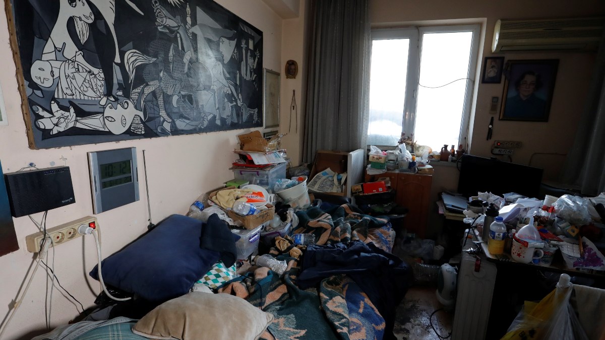 Antalya’da çöp ev vakası: 2 kamyon atık çıktı