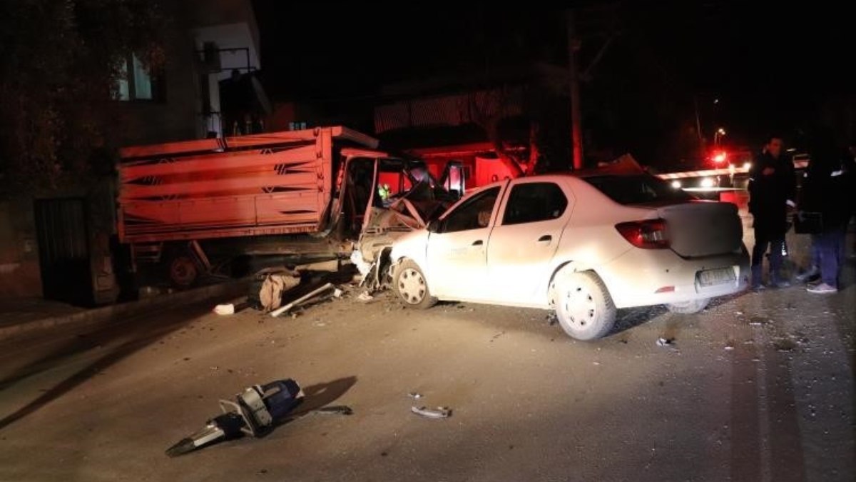 Denizli’de alkollü sürücü park etmeye çalışan kamyonete çarptı: 1 ölü 4 yaralı