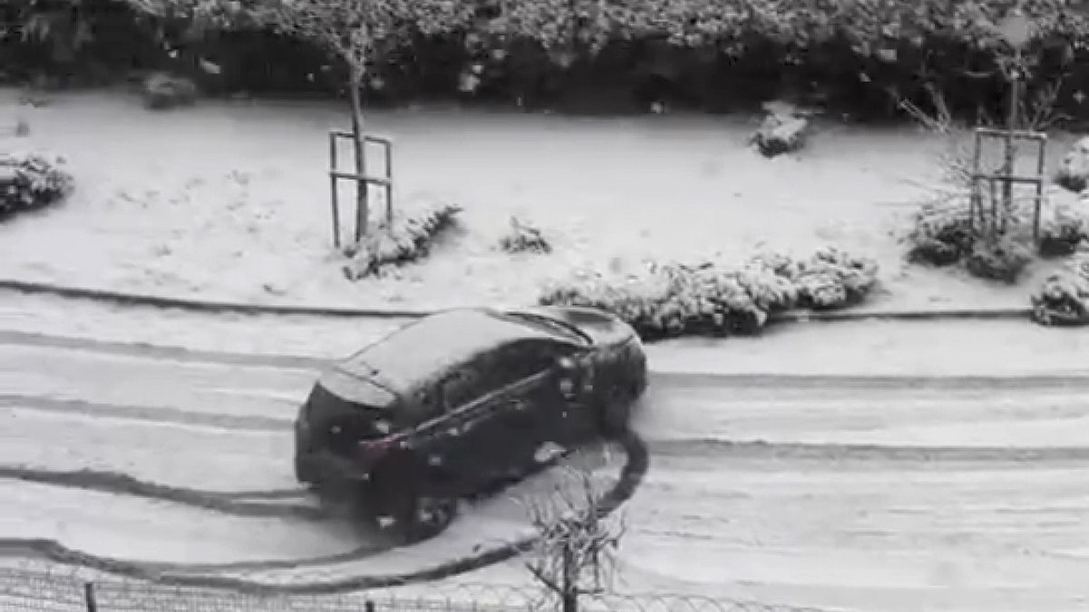 İstanbul’da kar yağdı, trafik altüst oldu: Kazalar art arda geldi