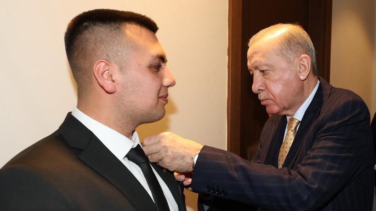 Cumhurbaşkanı Erdoğan, Burdurlu adaşına AK Parti rozetini taktı