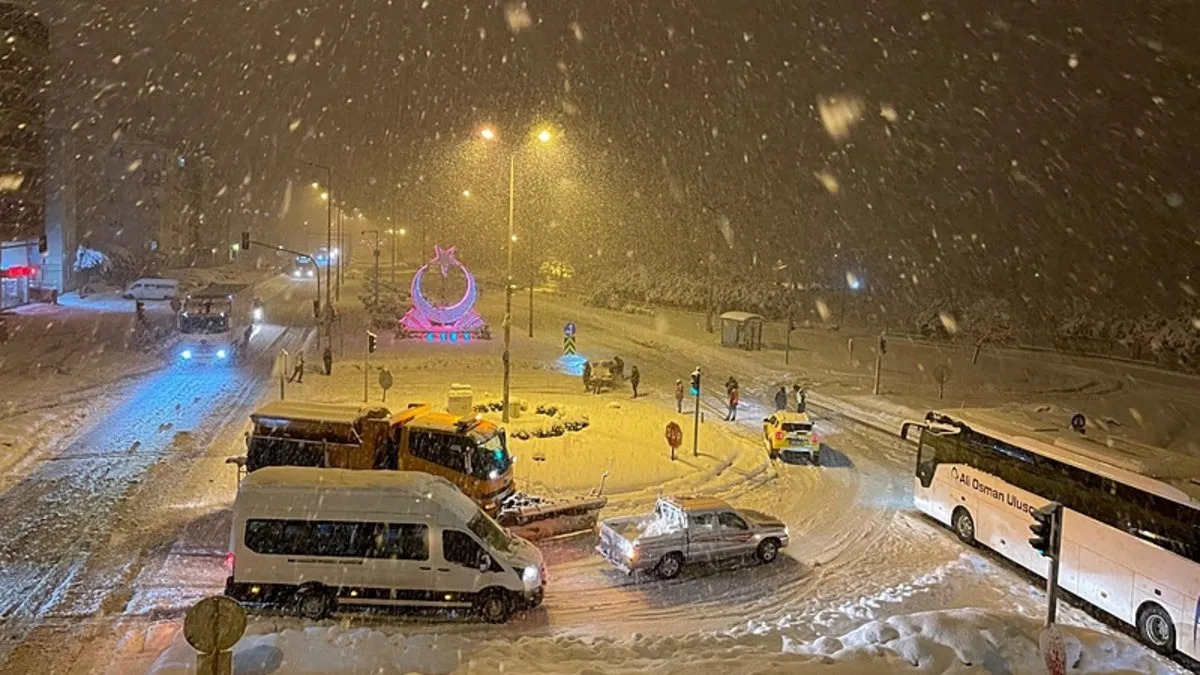 Karadeniz Sahil Yolu'nun Trabzon-Giresun güzergahında iki TIR çarpıştı: Yol ulaşıma kapandı! #trabzon