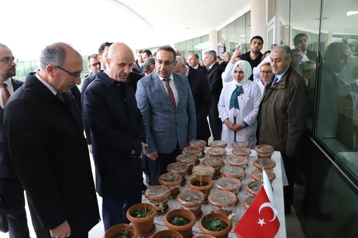 Fırat Üniversitesi’nden 50. Yılda Doğaya Büyük Katkı: 3000 Endemik Bitki Törenle Teslim Edildi!