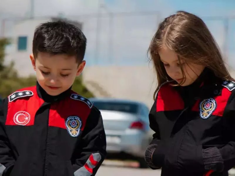 Polisler Çocuklarına Üniforma Giydirip 23 Nisan’a Özel Klip Çekti