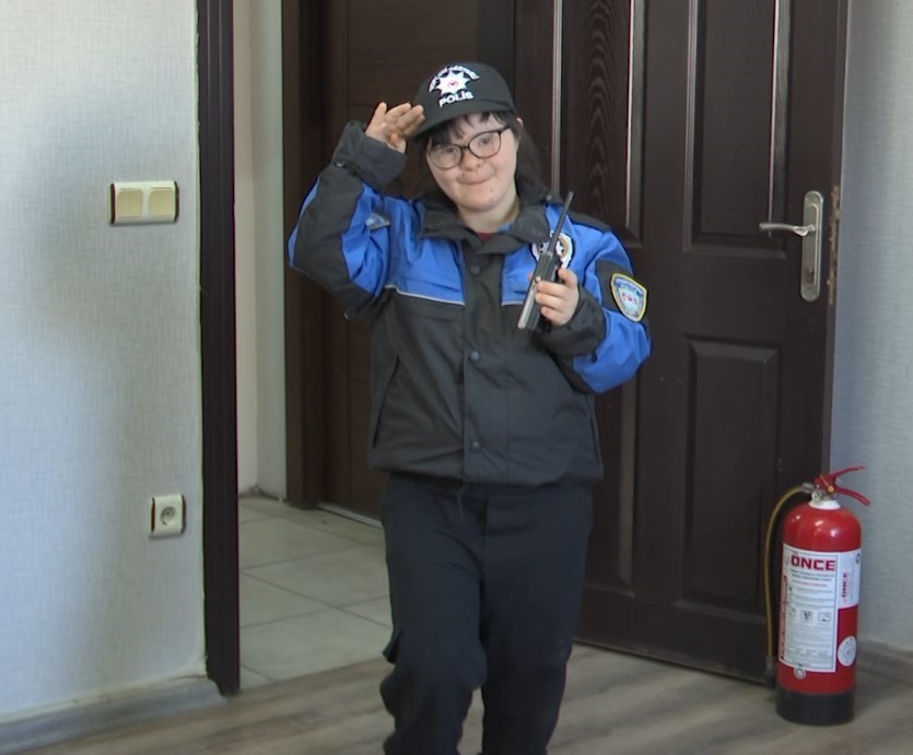 DOWN SENDROMLU İNZİLE POLİS OLDU, HEYECANI HERKESİ MUTLU ETTİ