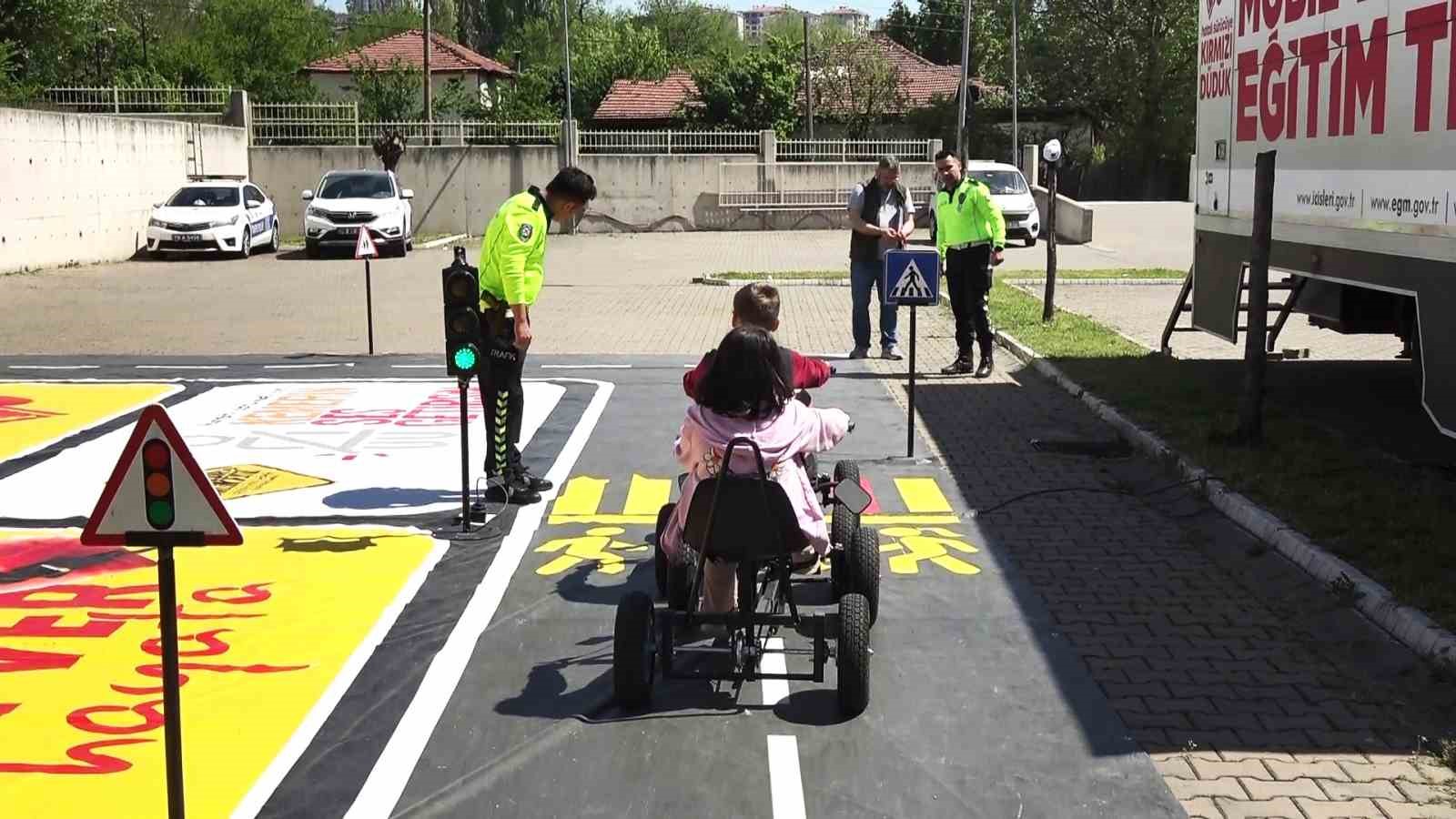 Karabük’te Öğrenciler Mobil Trafik Eğitim Tırında Trafik Kurallarını Öğrendi