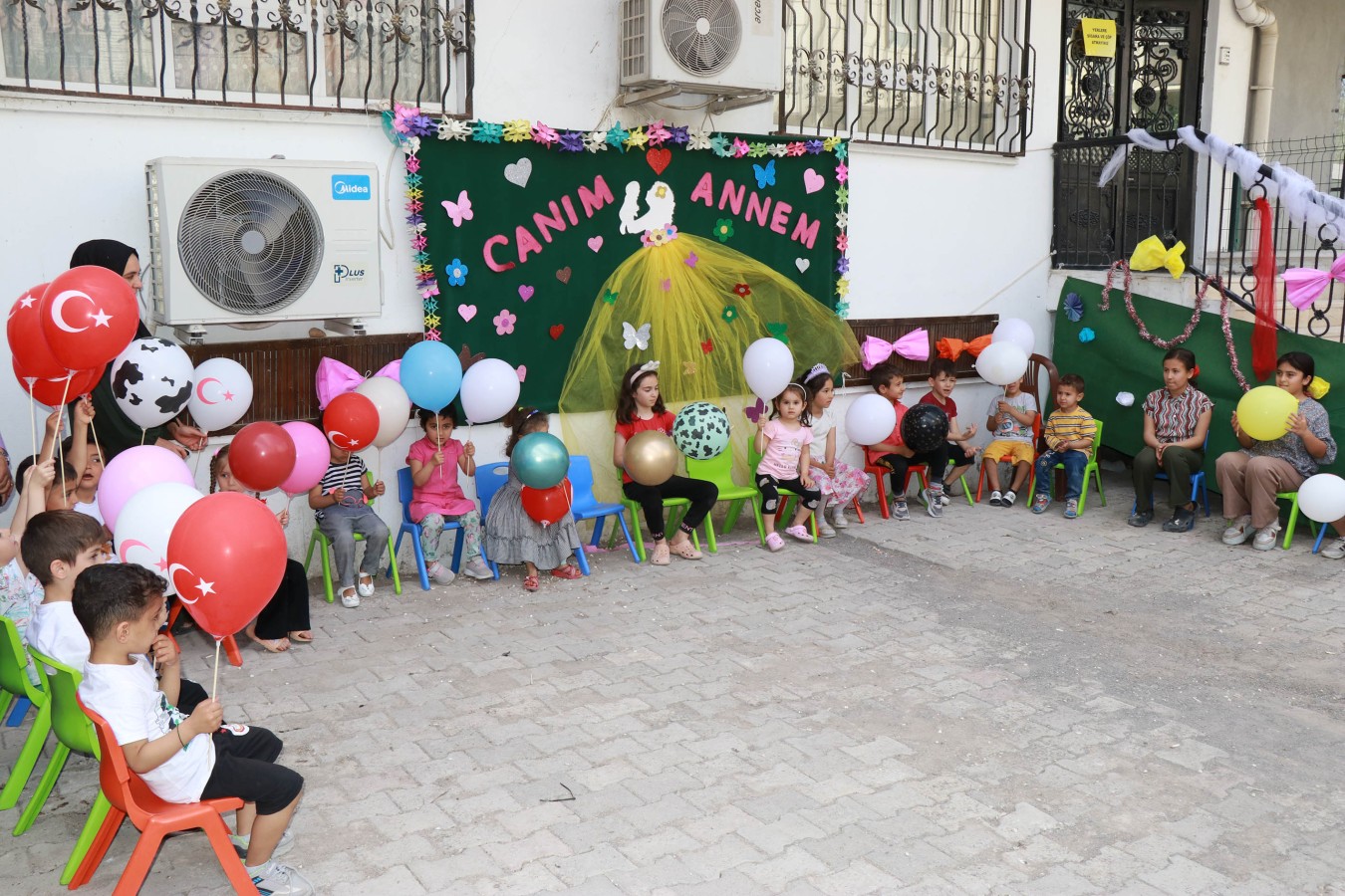 TRAFİK HAFTASINDA GELECEĞİN SÜRÜCÜLERİNE UYGULAMALI EĞİTİM