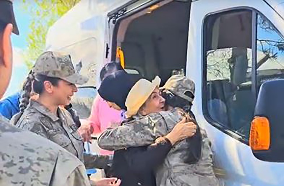 Ardahan’da Huzurevi Sakinlerinden Jandarmaya Anneler Günü Ziyareti