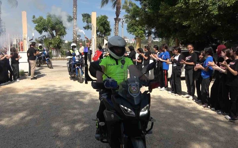 Kaza İhbarıyla Çağrılan Trafik Ekiplerine Pastalı, Meşaleli Sürpriz Kutlama