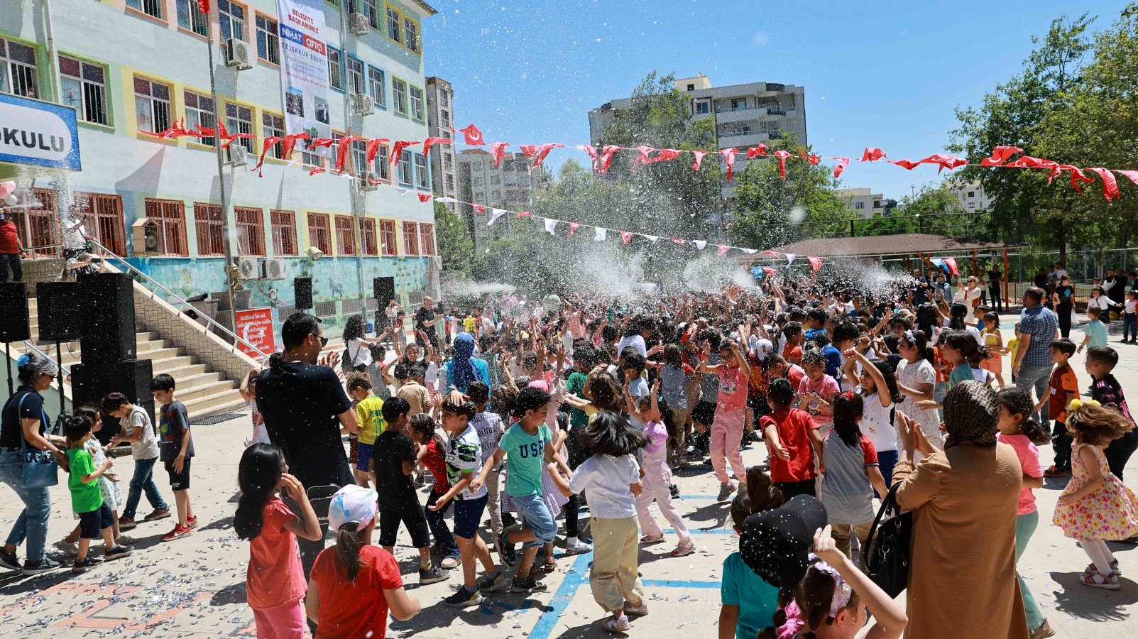 KARAKÖPRÜ’DE ÇOCUKLAR BAYRAM ŞENLİĞİNDE DOYASIYA EĞLENDİ