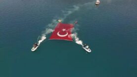 Denizde Türk Bayraklı 30 Ağustos Kutlaması Gerçekleştirildi