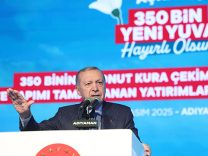 “11 ilimizde yapımını tamamladığımız 350 bininci yuvamızın anahtarlarını teslim etmenin gururunu yaşıyoruz”