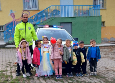 Kastamonu’da Polis Ekipleri Minik Öğrencilere Trafik Eğitimi Verdi