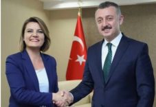 ” İnsanlar kıyafetiyle karşılanır, ilmiyle ağırlanır, ahlakıyla uğurlanır…”