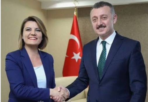 ” İnsanlar kıyafetiyle karşılanır, ilmiyle ağırlanır, ahlakıyla uğurlanır…”