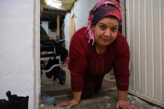 KAHRAMANMARAŞ'TA BEDENSEL ENGELLİ BİR ÇİFT, YILLARDIR YAŞAMAK ZORUNDA KALDIKLARI, ÇATISI AKAN VE ENGELLİ YAŞAMINA UYGUN OLMAYAN EVDE HAYATA TUTUNMAYA ÇALIŞIYO