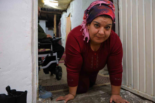 KAHRAMANMARAŞ'TA BEDENSEL ENGELLİ BİR ÇİFT, YILLARDIR YAŞAMAK ZORUNDA KALDIKLARI, ÇATISI AKAN VE ENGELLİ YAŞAMINA UYGUN OLMAYAN EVDE HAYATA TUTUNMAYA ÇALIŞIYO