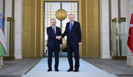 Özbekistan Cumhurbaşkanı Şevket Mirziyoyev, Türkiye’ye resmi bir ziyaret gerçekleştirdi. Cumhurbaşkanı Recep Tayyip Erdoğan, Mirziyoyev’i Esenboğa Havalimanı’nda resmi törenle karşıladı. Karşılama programında Emine Erdoğan, Cumhurbaşkanı Yardımcısı Cevdet Yılmaz ve üst düzey yetkililer de yer aldı. Mirziyoyev, Muhafız Alayı Tören Kıtası’nı Türkçe “Merhaba asker” diyerek selamladı.  Cumhurbaşkanlığı Külliyesi’nde gerçekleşen ikili görüşmenin ardından iki lider, ortak basın toplantısında kapsamlı açıklamalarda bulundu. Cumhurbaşkanı Erdoğan, Türkiye ile Özbekistan arasındaki ilişkilerin “kapsamlı stratejik ortaklık” seviyesine yükseltildiğini vurgulayarak, iki ülke arasındaki ebedi dostluk ve iş birliği anlaşmasının 30. yıl dönümünün idrak edildiğini hatırlattı.  Ticarette Yeni Hedef: 5 Milyar Dolar  Cumhurbaşkanı Erdoğan, son 10 yılda Türkiye ile Özbekistan arasındaki ticaret hacminin üç kat arttığını belirterek, yeni hedefin 5 milyar dolar olduğunu açıkladı. Siyasi, ekonomik, kültürel ve beşeri alanlarda kurumlar arası iş birliğinin güçlenerek sürdüğünü ifade eden Erdoğan, Türk şirketlerinin Özbekistan’da en fazla yatırım yapan ilk üç ülke arasında yer aldığını söyledi.  Erdoğan, Özbekistan’ın Orta Asya’da bölgesel entegrasyonda öncü bir rol üstlendiğini belirterek, Türk Devletleri Teşkilatı çatısı altındaki iş birliğinin de giderek derinleştiğini dile getirdi. Semerkant’ta düzenlenen UNESCO Genel Konferansı’nda 15 Aralık’ın “Dünya Türk Dili Günü” ilan edilmesine Özbekistan’ın verdiği katkıya da teşekkür etti.  Hatay’a Konut Desteği ve Deprem Dayanışması  Basın toplantısında deprem dayanışmasına da özel bir parantez açıldı. Cumhurbaşkanı Erdoğan, Özbekistan’ın 6 Şubat depremlerinin ardından Türkiye’ye yardım eden ilk ülkelerden biri olduğunu hatırlatarak, Hatay’ın Arsuz ilçesinde TOKİ tarafından inşa edilen 308 konutun yapımının Özbekistan tarafından üstlenildiğini açıkladı. Bu projenin iki ülke arasındaki kardeşliğin kalıcı bir simgesi olduğunu vurguladı.  Mirziyoyev: Türkiye Yeni Bir Jeopolitik Güç Merkezi  Özbekistan Cumhurbaşkanı Şevket Mirziyoyev ise Türkiye’nin uluslararası alandaki etkisinin giderek arttığını belirterek, “Türkiye, kelimenin tam anlamıyla dünyanın yeni jeopolitik güç merkezlerinden biri haline geliyor” dedi. “Türkiye Yüzyılı” vizyonunun kararlılıkla hayata geçirildiğini ifade eden Mirziyoyev, Ankara’nın küresel meselelerde daha güçlü bir sesle konuşmasının Özbekistan’ı memnun ettiğini söyledi.  Mirziyoyev, Türkiye’nin başarılarından dolayı Özbek halkı adına Cumhurbaşkanı Erdoğan’ı ve Türk milletini tebrik ederek, iki ülke arasındaki kardeşlik bağlarının gelecekte daha da güçleneceğini vurguladı.