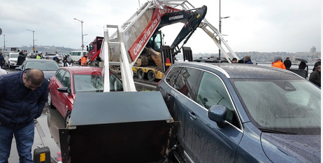 Üsküdar’da Tır Kazası: Ekskavatör Tabelaya Çarptı, 7 Araç Hasar Gördü
