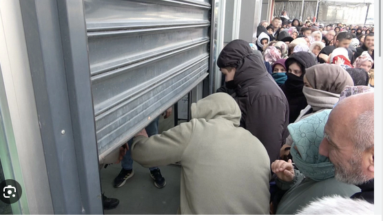 Bursa’da İndirim İzdihamı: 100 TL’lik Ürünler İçin Saatlerce Beklediler