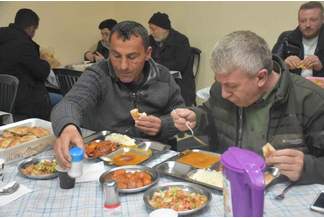 22 Yıllık Vefa Sofrası: Kırıklı Köyü’nde Yoldan Geçene İftar Geleneği Yaşatılıyor