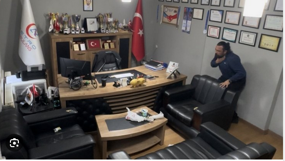 Boğazına Lokma Kaçtı, Hayatını Kendi Müdahalesiyle Kurtardı