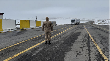 Ilgar Mevkii’nde Ulaşım Durdu: Türkgözü-Posof-Damal Yolu Trafiğe Kapatıldı