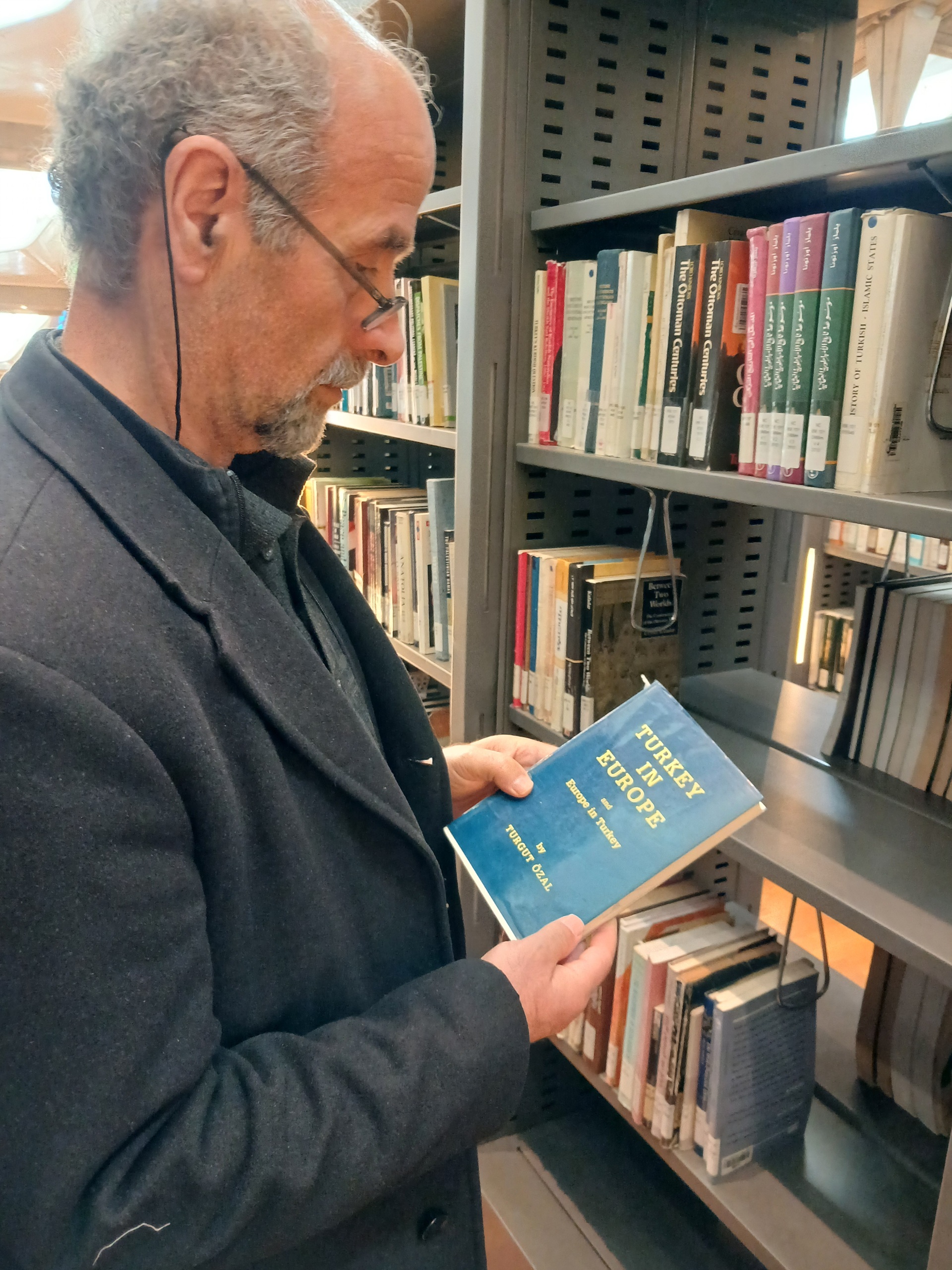 Prof. Dr. Fahri Sakal, İskenderiye Kütüphanesinde Özal'ın kitabını incelerken