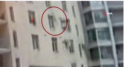 St. Petersburg’ta 7. Kattan Düşen Çocuğu Görevli Havada Yakaladı