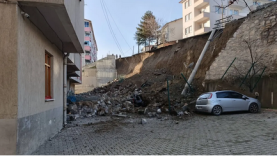 Tosya’da İstinat Duvarı Çöktü: 7 Otomobil Göçük Altında Kaldı