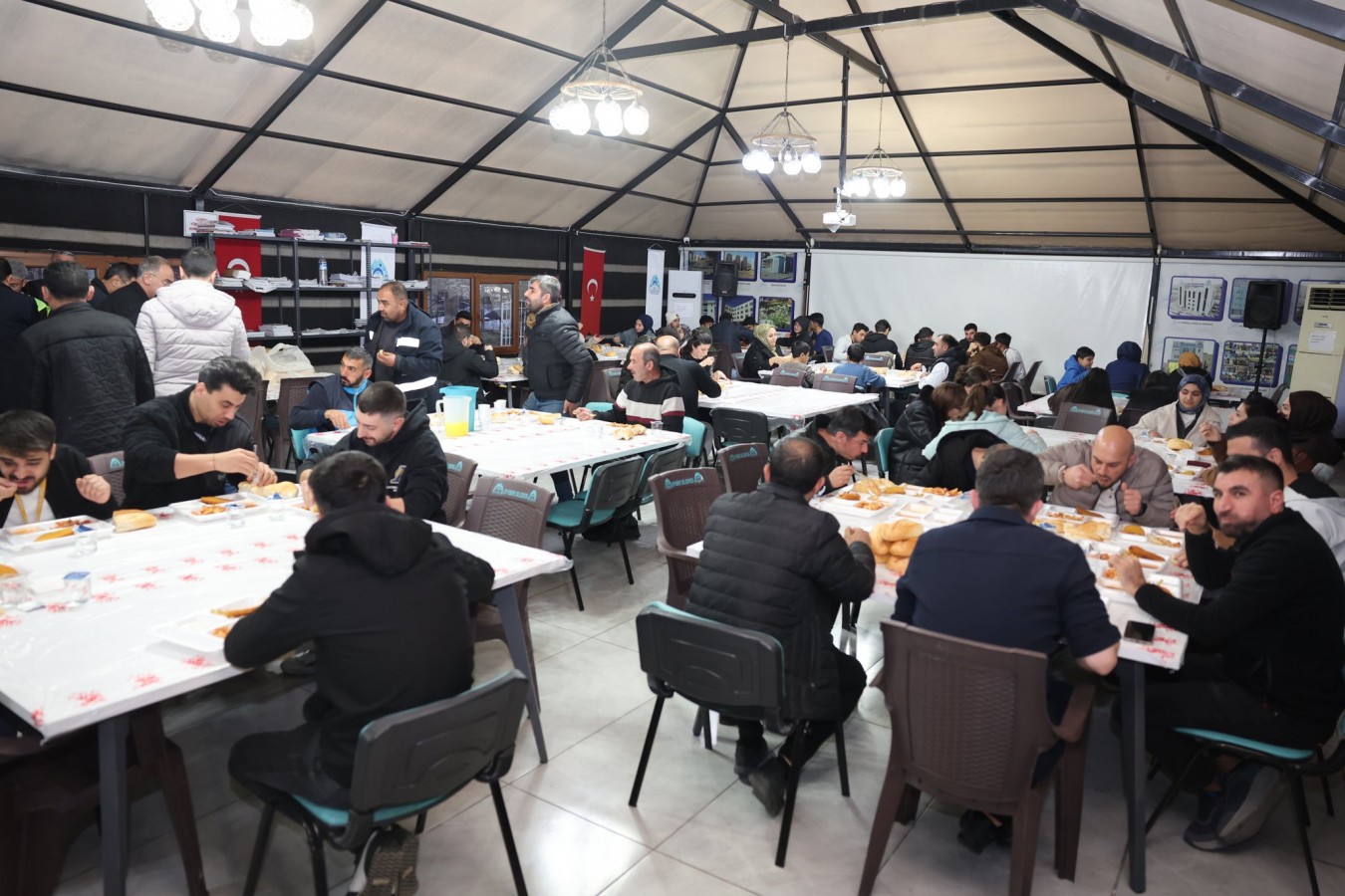 Eyyübiyeliler Aynı Sofrada Aynı Duada Buluşuyor