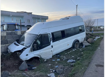 Kontrolden Çıkan Servis Minibüsü Duvara Çarptı: 10 Yaralı