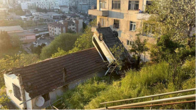 Kağıthane’de Servis Kazası: Araç Gecekondu Çatısına Devrildi, Sürücü Yaralandı