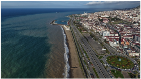 Trabzon’da Fırtına Sahili Çamura Çevirdi