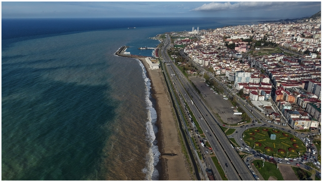 Trabzon’da Fırtına Sahili Çamura Çevirdi
