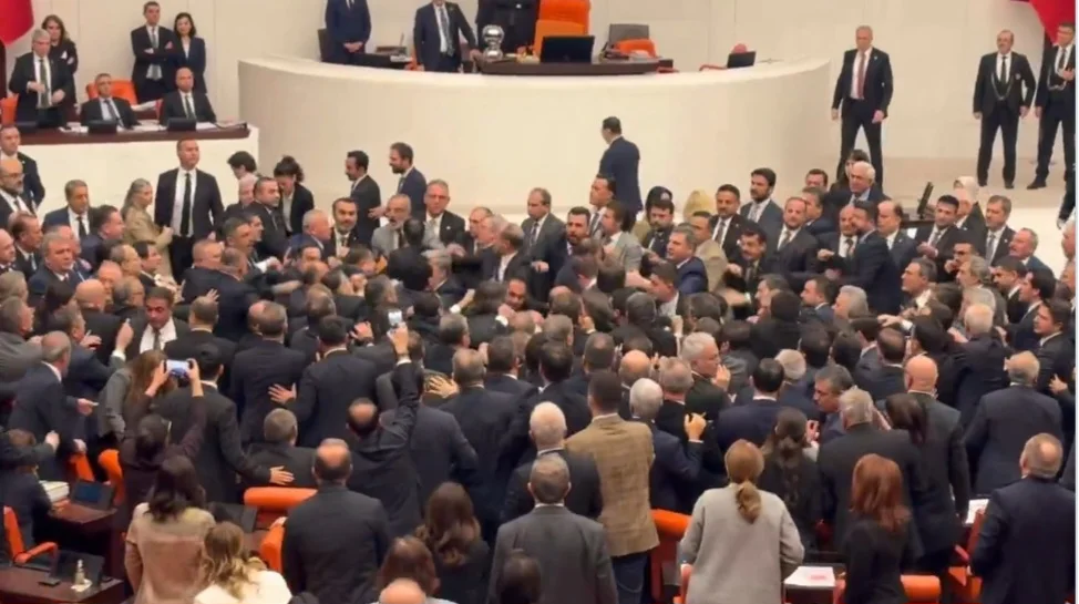 TBMM’ de Milletvekilleri Arasında Yapılan Boks Maçı;